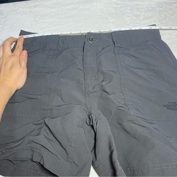 The North Face Womens size 6 Khaki Gray Cargo Hiking Shorts 6.5 inch lightweight - Picture 5 of 13